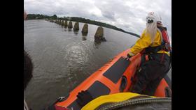 Kinghorn lifeboat approaches casualty at Cramond causeway