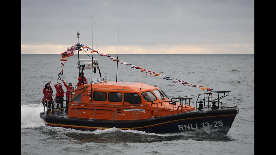 Lifeboat 1325 enters Portpatrick Harbour