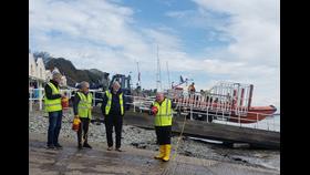 Jason Dunlop demonstrating the correct handling of a throw-bag with Charlie Harris, Annie Blackburn and John Smerkinich with the A85 behind
