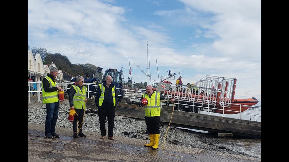 Jason Dunlop demonstrating the correct handling of a throw-bag with Charlie Harris, Annie Blackburn and John Smerkinich with the A85 behind