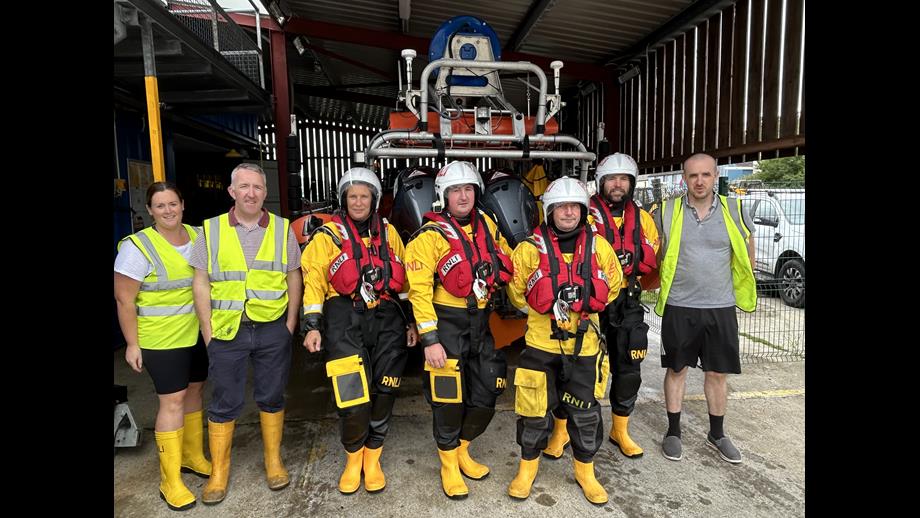 A photo of the crew and shore crew involved
