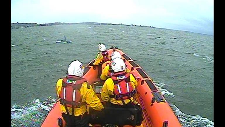 Kinghorn RNLI approaches paddleboarder