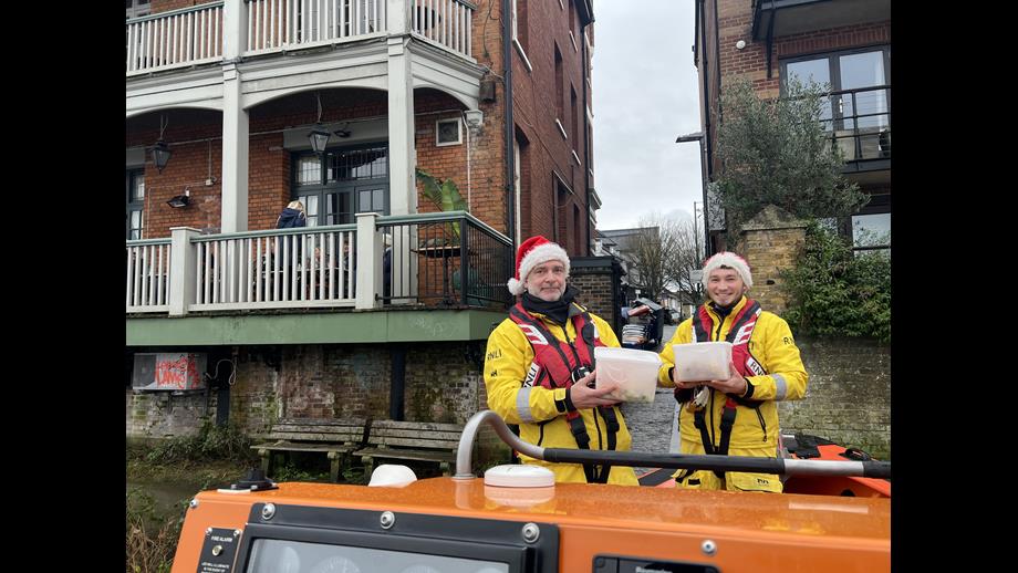 Collecting Christmas dinner for Chiswick RNLI from the White Hart