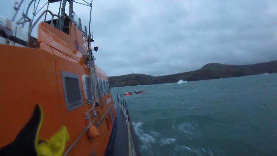 Fishguard lifeboat approaching the group on arrival at scene