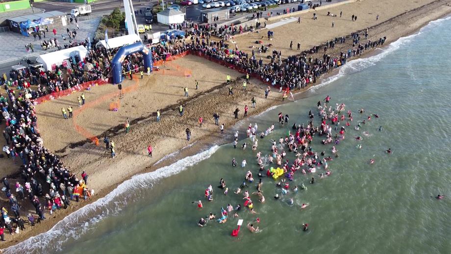 2023 Boxing Day Dippers take the plunge watched by hundreds of spectators