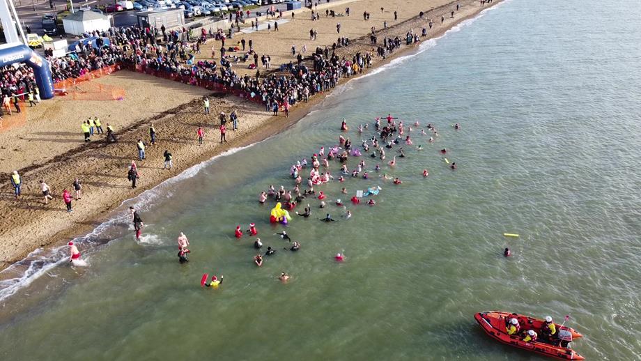 2023 Boxing Day Dippers take the plunge watched by hundreds of spectators and Southend RNLI lifeboat