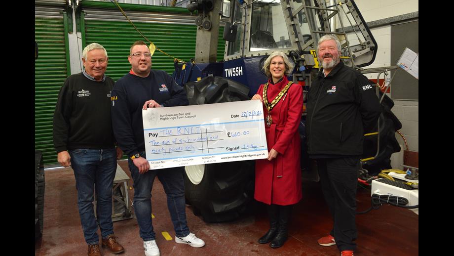 Deputy Launch Authorities Phil Counsell, and Marc Smith with Burnham and Highbridge town Mayor Cllr Sharon Perry and Lifeboat Operations Manager Matt Davies, with the cheque for £660.