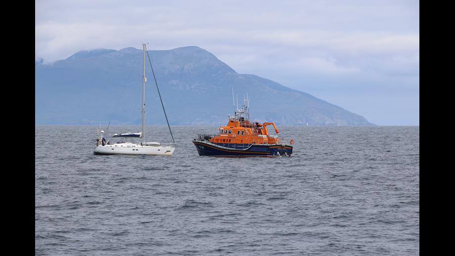 Casualty vessel and lifeboat 