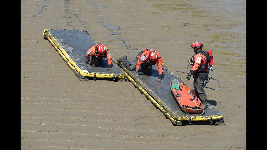 London Fire Bridage using mud mats at Erith