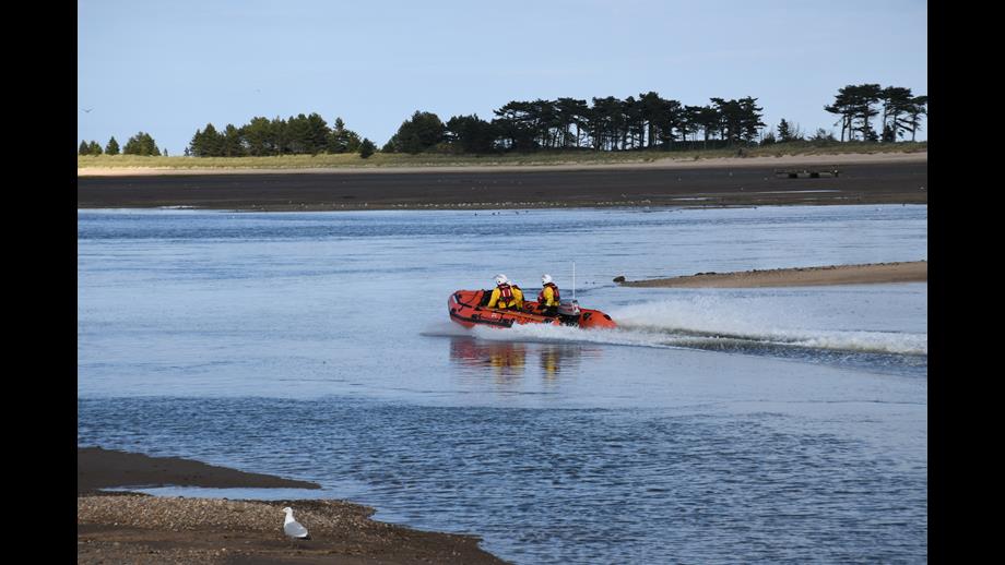 The Wells RNLI D-Class inshore lifeboat ‘Peter Wilcox’, was launched from the east side of the boathouse at 5.06pm with a volunteer crew of three