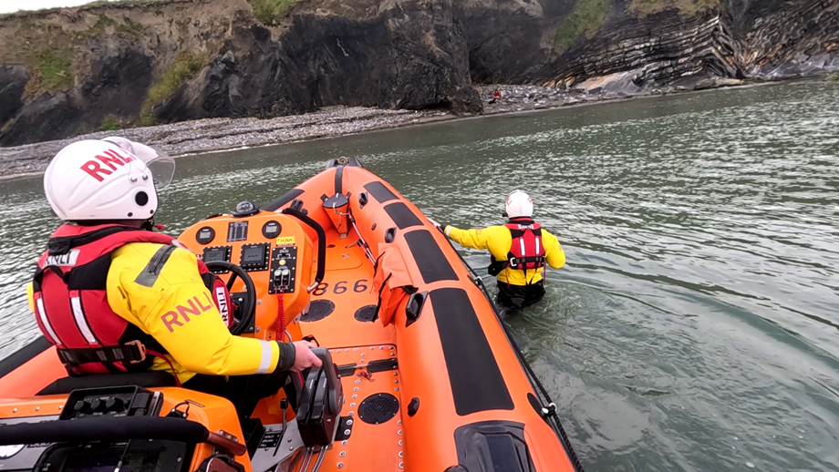 Skerries RNLI Volunteers making their way ashore to assist the man