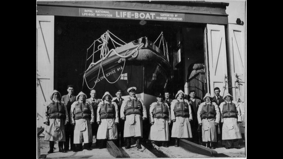 The lifeboat crew and shore crew from the “World Concord” rescue. Front L-R Howell Roberts, William Rowlands, David Lewis, William Watts-Williams, George Jordan, Gwilym Davies, Richard Chisholm, William Morris. Back Ivor Griffiths, Perkin Jones, Ieuan Bateman, Dewi Rowlands, Emlyn John, Kenneth James.