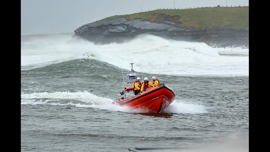 Bundoran RNLI launches to assist swimmer caught in a rip current.