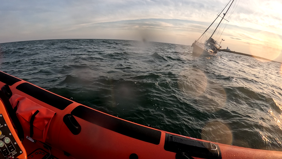 Yacht rolling in poor conditions