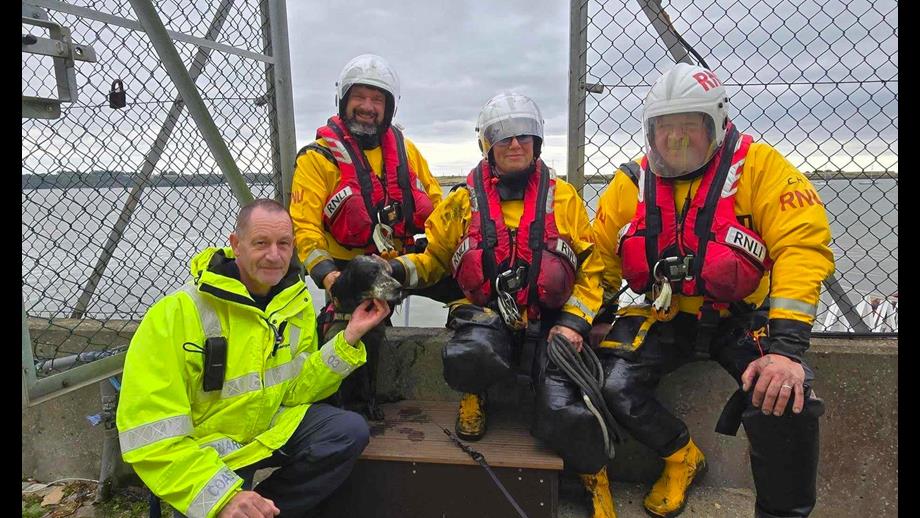 'Clara' back on dry land and enjoying the attention from ILB crew members Ric,Kim and helm Clive plus Medway CRT member Richard.