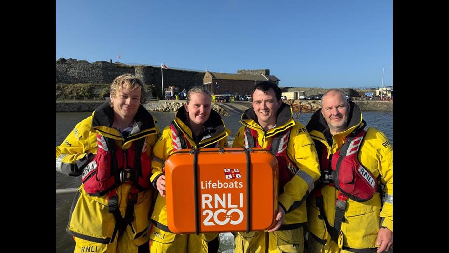 Peel RNLI volunteers with the scroll 