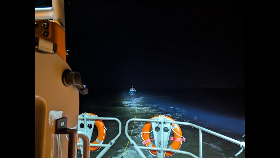 Scarborough ALB towing the fishing vessel back to Scarborough Harbour