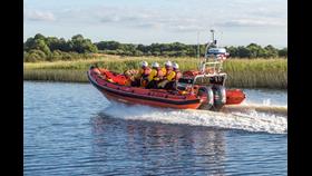 Carrybridge RNLI assist 2 people onboard a vessel after running aground