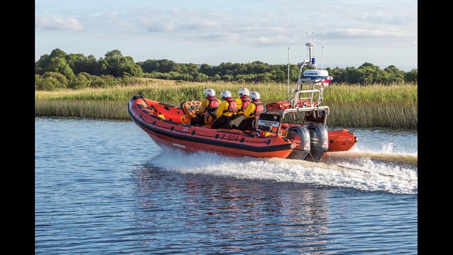 Carrybridge RNLI assist 2 people onboard a vessel after running aground
