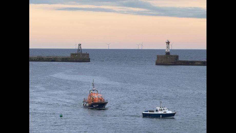 Peterhead RNLI assisting the casualty vessel to Peterhead marina. 