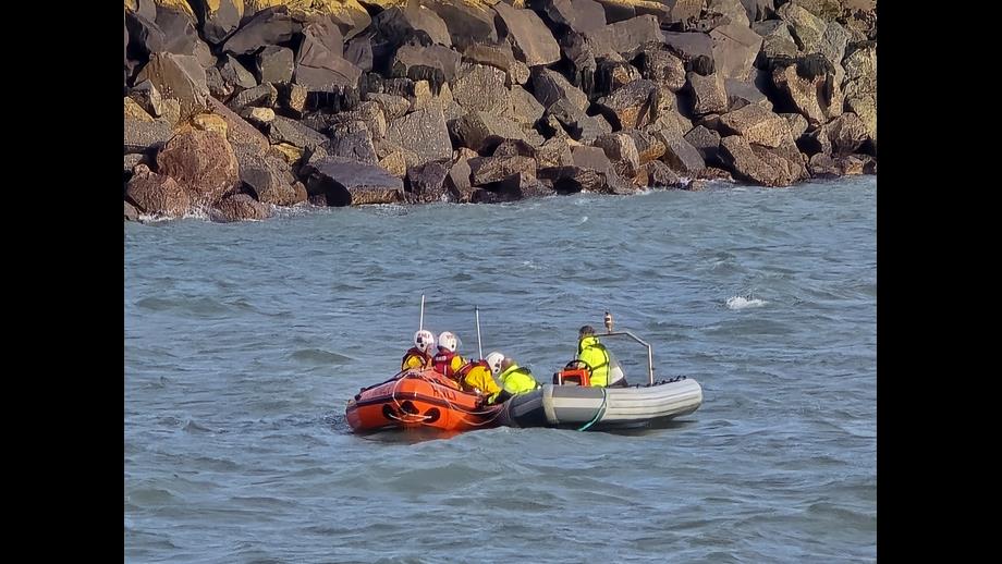 Fishguard ILB alongside the casualty vessel