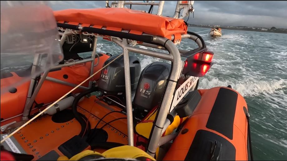 Skerries RNLI Atlantic 85 towing the casualty vessel