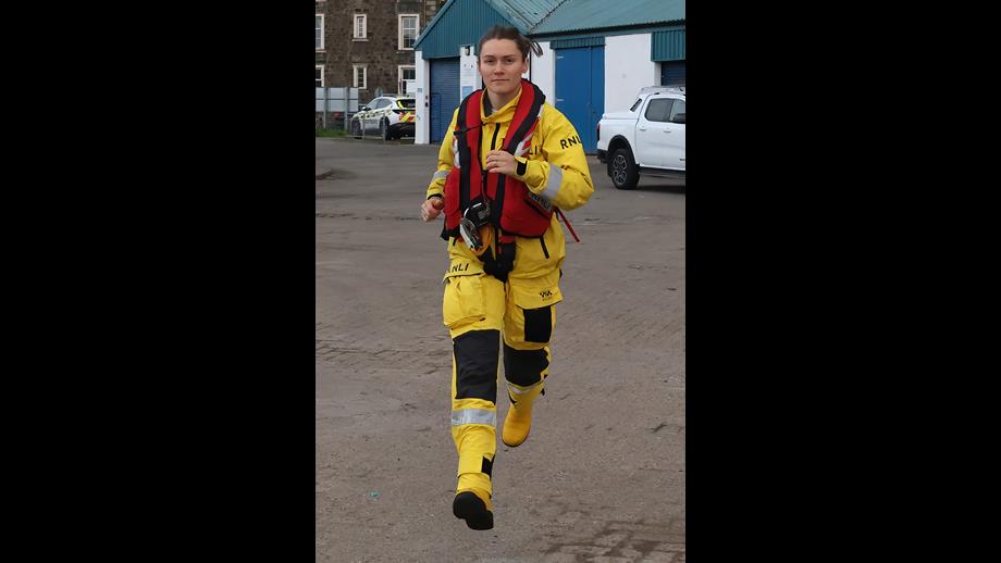 Jasmin Manning running towards the camera in full kit