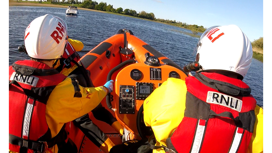 Carrybridge RNLI assist 3 people and a dog after their vessel ran aground