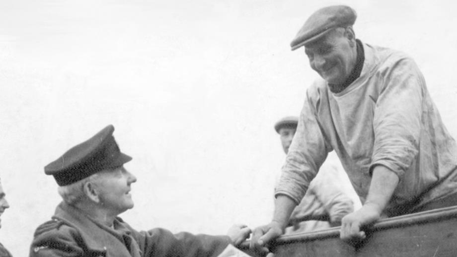 Henry Blogg, former Coxwain of Cromer Island, talking to a soldier.
