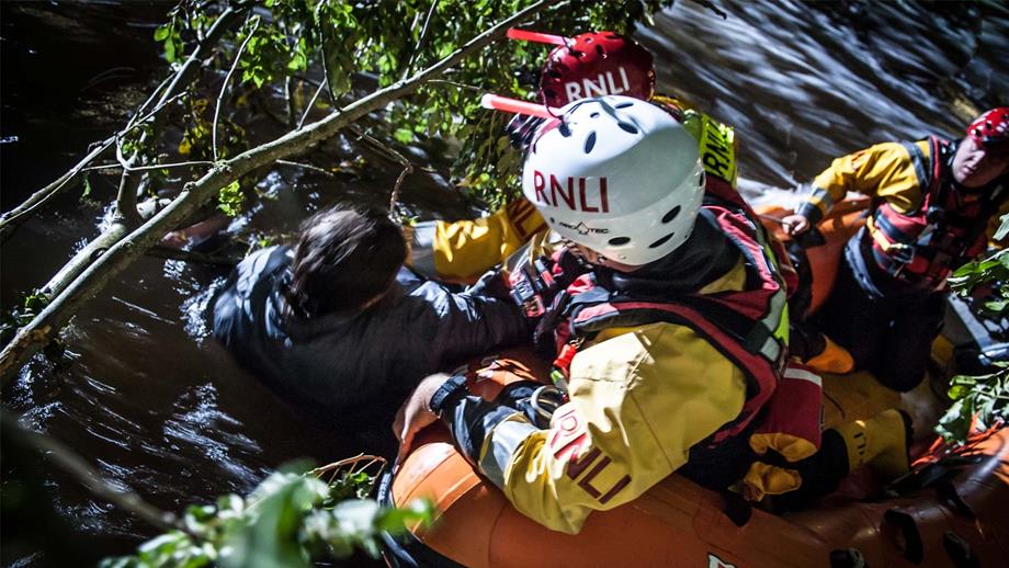 Reconstruction of the Umberleigh rescue: The Flood Rescue Team rescue Vanessa.
