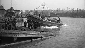 Black and white image, the launch of Yarmouth lifeboat S.G.E.