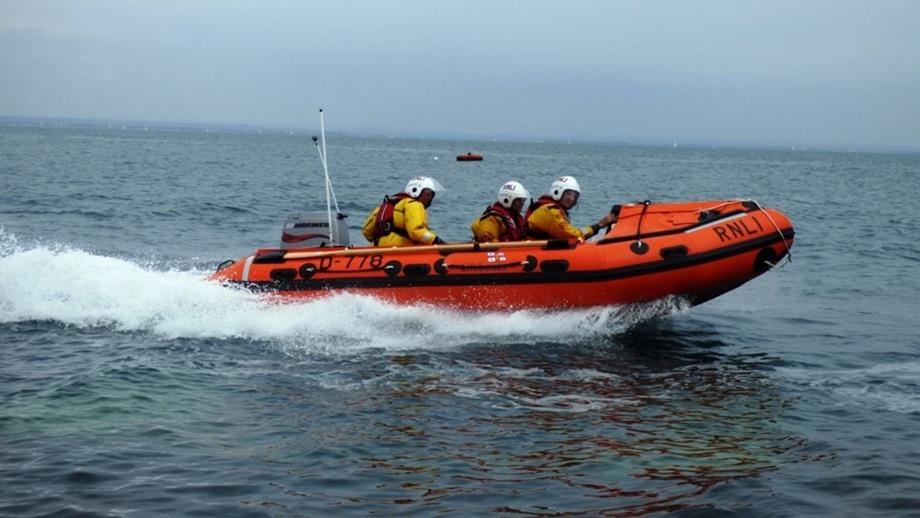Image of Bembridge's D Class underway with crew on the water